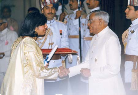 Kiran receiving her Padmashri Award from erstwhile President R Venkatraman